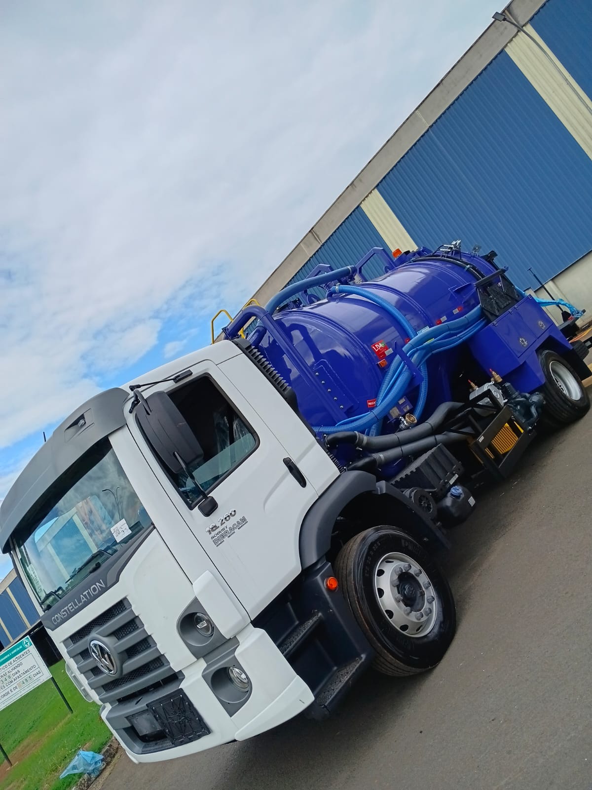 Profissional realizando desentupimento